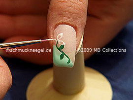 Nailart-Pinsel und Farbgel in weiß