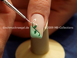 Nailart-Pinsel und Farbgel in weiß