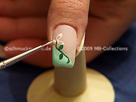 Nailart-Pinsel und Farbgel in weiß