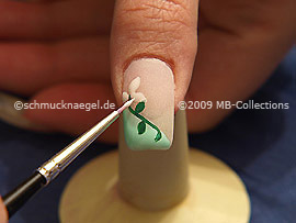 Nailart-Pinsel und Farbgel in weiß