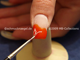 Nailart-Pinsel und Farbgel in weiß