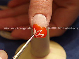 Nailart-Pinsel und Farbgel in weiß