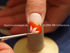 Nailart-Pinsel und Farbgel in weiß