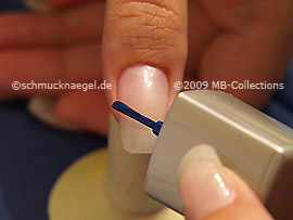 Nagellack in der Farbe dunkelblau