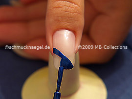 Nagellack in der Farbe dunkelblau