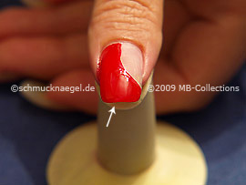 Bei künstlichen Fingernägeln die vordere Nagelkante mitlackieren