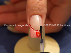Fingernagel mit einem Klarlack überlackieren