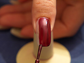 Nagellack in der Farbe aubergine