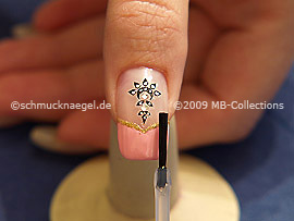 Fingernagel mit einem Klarlack überlackieren