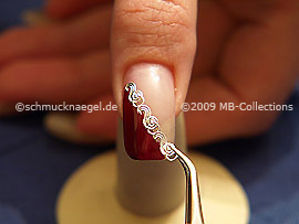 Pinzette und ein Nail-Tattoo