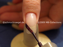 Nagellack in der Farbe dunkellila