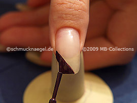 Nagellack in der Farbe dunkellila