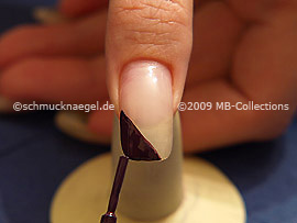 Nagellack in der Farbe dunkellila