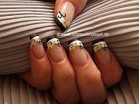 Fingernagel Motiv mit Blattgold und Nagellack