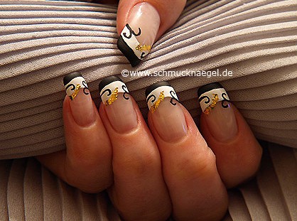 Fingernagel Motiv mit Blattgold und Nagellack