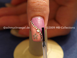 Fingernagel mit einem Klarlack überlackieren
