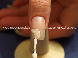 Nagellack in der Farbe weiß