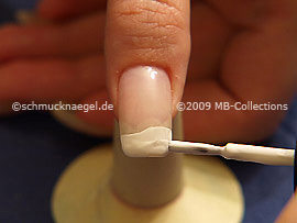 Nagellack in der Farbe weiß