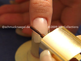 Nagellack in der Farbe braun