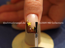 Fingernagel mit einem Klarlack überlackieren