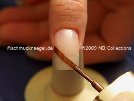 Nagellack in der Farbe braun