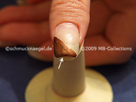 Bei künstlichen Fingernägeln die vordere Nagelkante mitlackieren