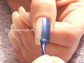 Nagellack in der Farbe dunkelblau