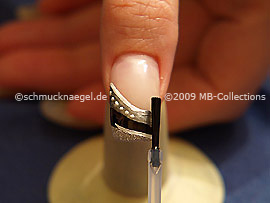 Fingernagel mit einem Klarlack überlackieren