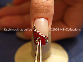 Nail-Tattoo und Pinzette