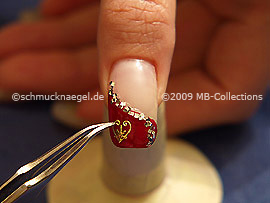 Nail-Tattoo und Pinzette