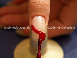 Nagellack in der Farbe dunkelrot