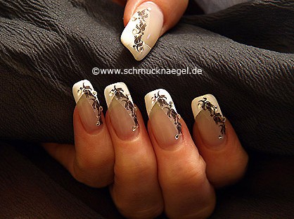 Nail-Tattoos und Strasssteine