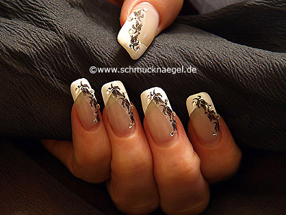 Nail-Tattoos und Strasssteine