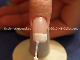 Nagellack in der Farbe weiß