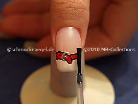 Fingernagel mit einem Klarlack überlackieren