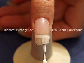 Nagellack in der Farbe weiß
