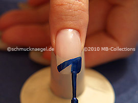 Nagellack in der Farbe blau