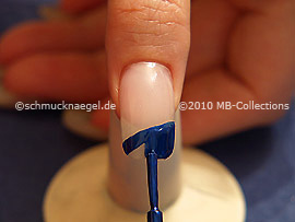 Nagellack in der Farbe blau