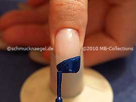 Nagellack in der Farbe blau