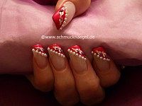 French Motiv mit Halbperlen und Nailart Bouillons