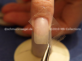 Durchsichtiges Klebeband und Pinzette