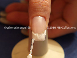 Nagellack in der Farbe weiß