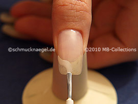 Nagellack in der Farbe weiß