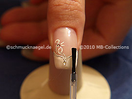 Fingernagel mit einem Klarlack überlackieren