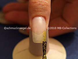 Nagellack in der Farbe gold-glitter