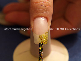 Nagellack mit gleichmäßigen Pinselstrichen auftragen