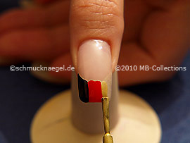 Nagellack in der Farbe gold