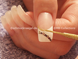 Nailart Liner in der Farbe gold-glitter, Klarlack, Pinzette und sternförmiger Strassstein