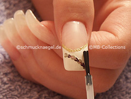 Nailart Liner in der Farbe gold-glitter, Klarlack, Pinzette und sternförmiger Strassstein