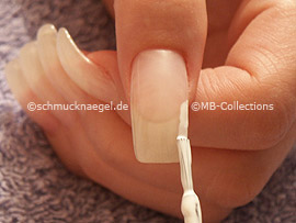 Nagellack in der Farbe weiß